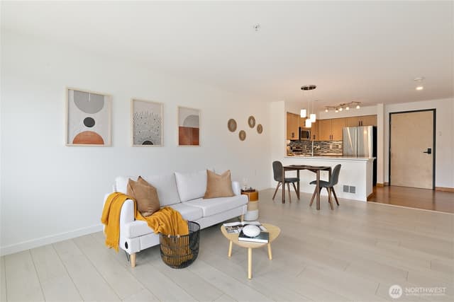 Property photo for 827 Hiawatha Place S #402, Seattle photo 3
