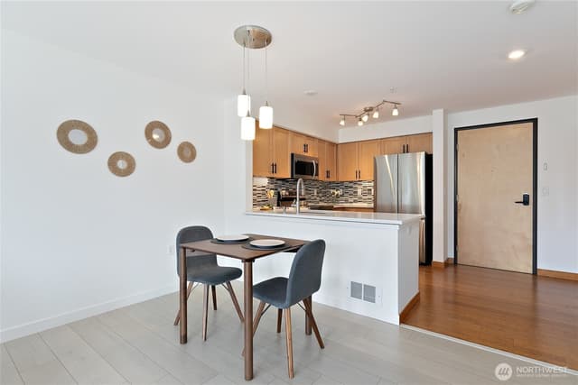 Property photo for 827 Hiawatha Place S #402, Seattle photo 5
