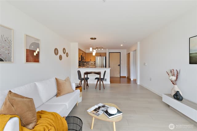 Property photo for 827 Hiawatha Place S #402, Seattle photo 4