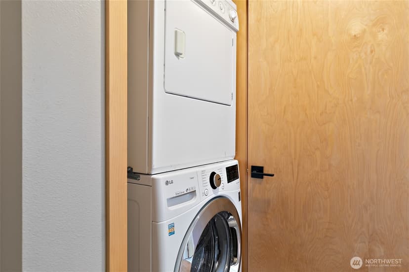 Property photo for 827 Hiawatha Place S #402, Seattle photo 11