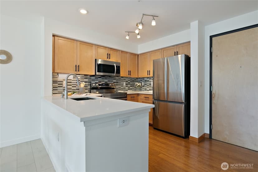 Property photo for 827 Hiawatha Place S #402, Seattle photo 6
