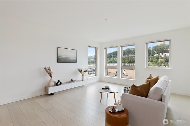 Property photo for 827 Hiawatha Place S #402, Seattle photo 2