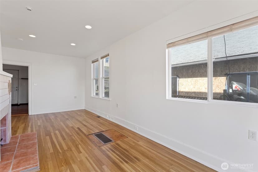 Property photo for 913 24th Avenue E, Seattle photo 16
