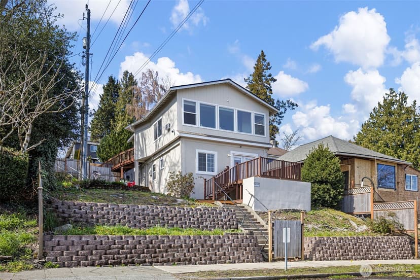 Property photo for 913 24th Avenue E, Seattle photo 2