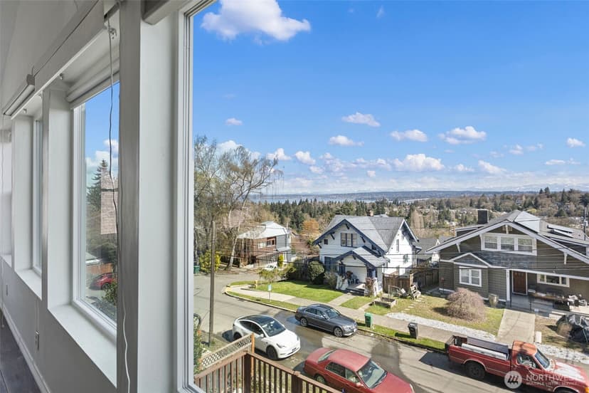 Property photo for 913 24th Avenue E, Seattle photo 7