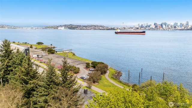 Property photo for 1333 Harbor Avenue SW #204, Seattle photo 3