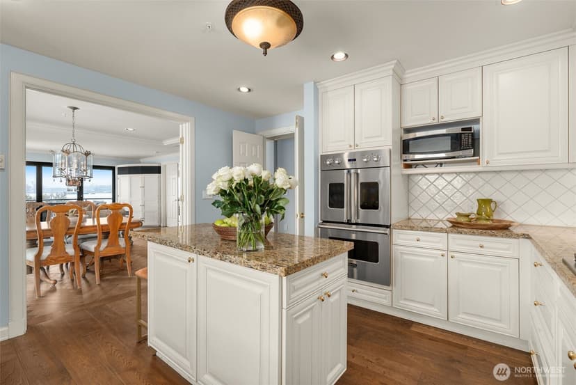 Property photo for 1333 Harbor Avenue SW #204, Seattle photo 13