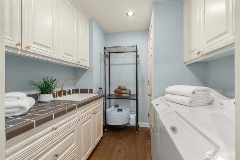 Property photo for 1333 Harbor Avenue SW #204, Seattle photo 24