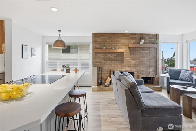 Property photo for 5642 California Avenue SW #3, Seattle photo 3