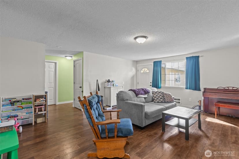 Property photo for 1711 4th Avenue NW, Puyallup photo 6