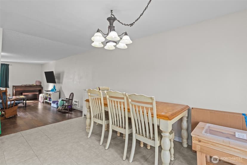 Property photo for 1711 4th Avenue NW, Puyallup photo 8
