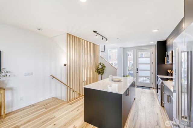 Property photo for 517 Howe Street #B, Seattle photo 4
