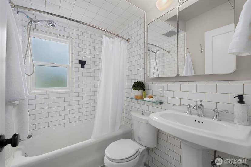 Property photo for 933 Yakima Place S, Seattle photo 12