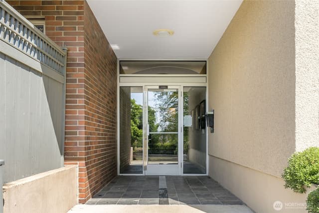 Property photo for 732 11th Avenue E #202, Seattle photo 2