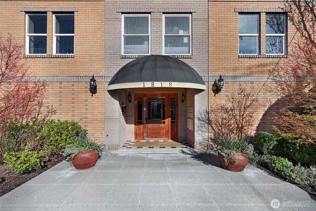 Property photo for 1818 Bigelow Avenue N #301, Seattle photo 2
