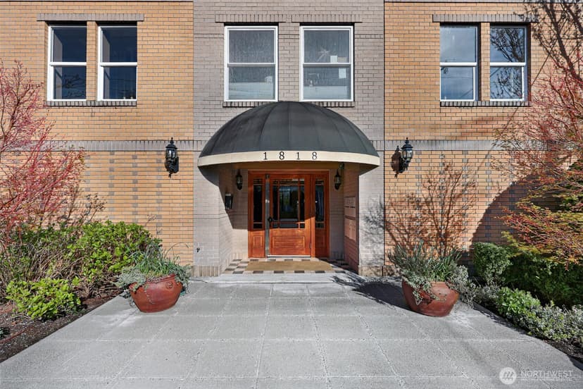 Property photo for 1818 Bigelow Avenue N #301, Seattle photo 2