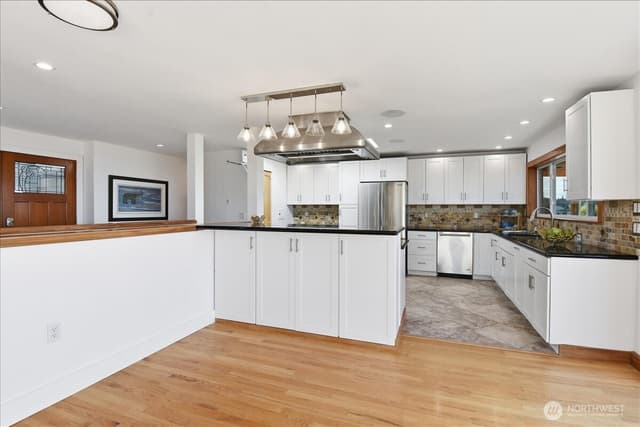 Property photo for 612 View Place, Edmonds photo 5
