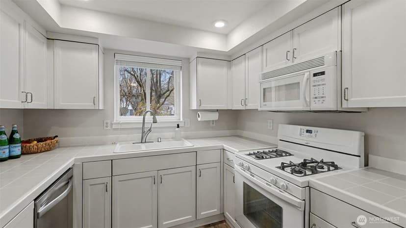 Property photo for 250 NW Dogwood Street #E-102, Issaquah photo 10