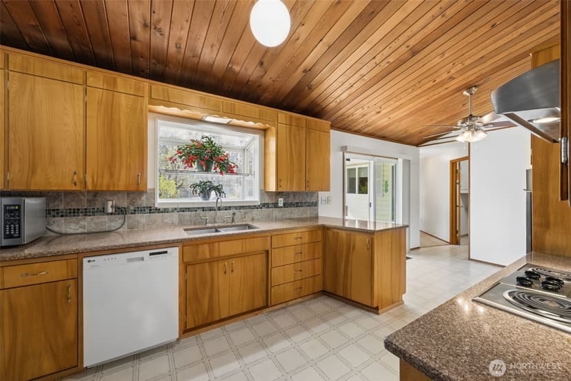 Property photo for 12502 Bingham Avenue E, Tacoma photo 11