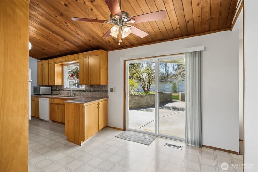 Property photo for 12502 Bingham Avenue E, Tacoma photo 8