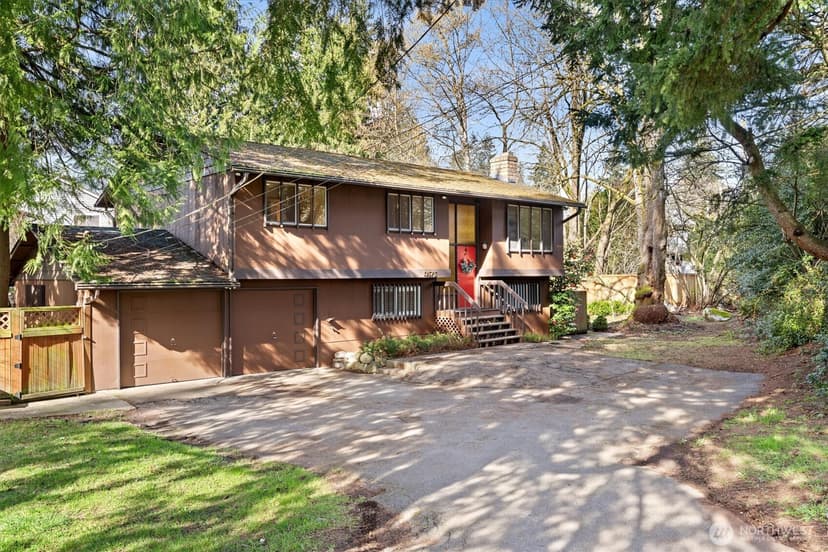 Property photo for 13575 Roosevelt Way N, Seattle photo 2