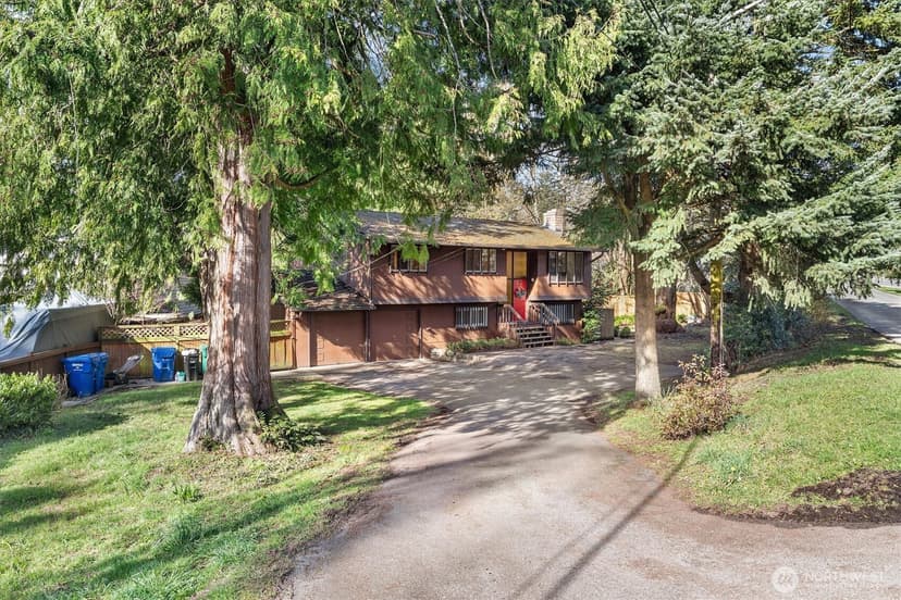 Property photo for 13575 Roosevelt Way N, Seattle photo 3