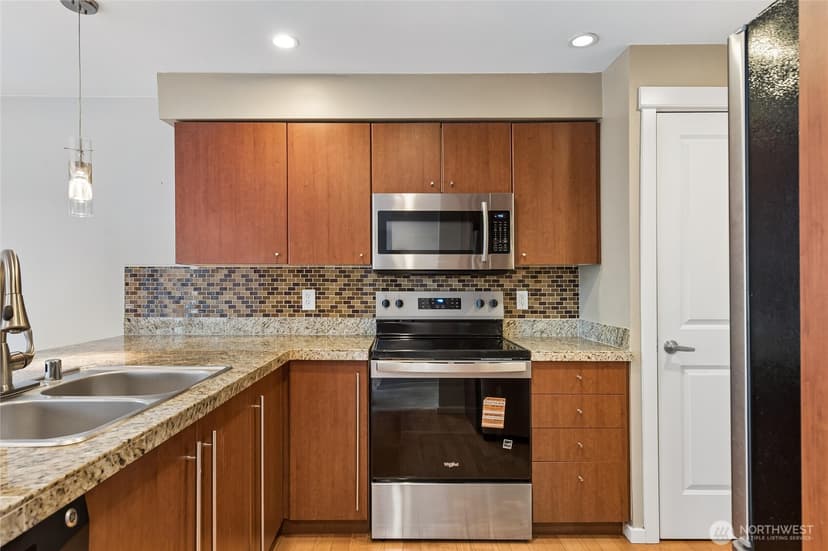 Property photo for 11215 NE 128th Street #L301, Kirkland photo 2