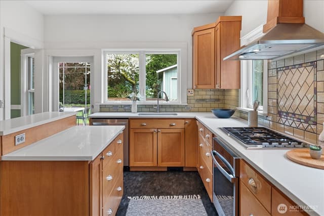 Property photo for 6551 24th Avenue NE, Seattle photo 3
