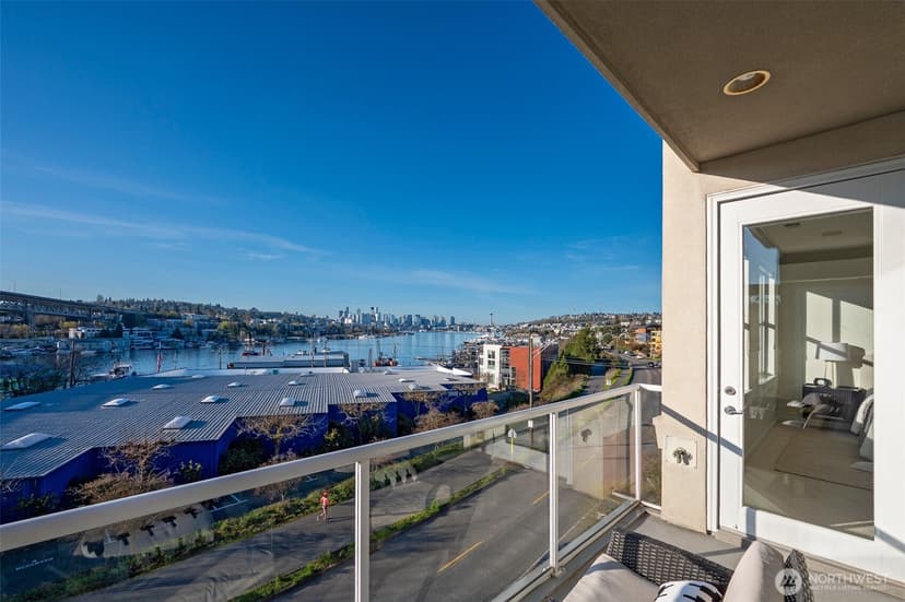 Property photo for 3900 2nd Avenue NE #403, Seattle photo 4