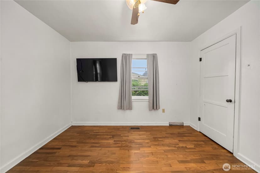 Property photo for 15412 Portland Avenue SW, Lakewood photo 8