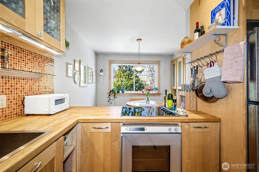 Property photo for 3423 W Government Way #7, Seattle photo 6