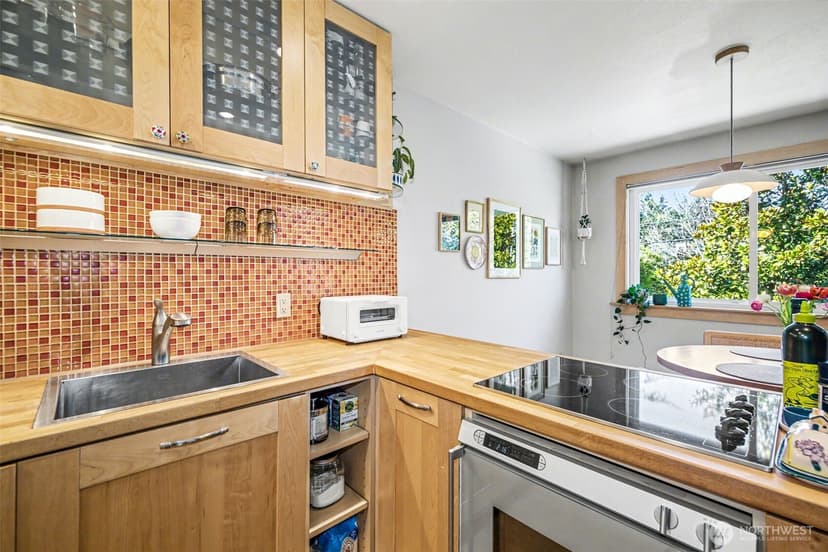 Property photo for 3423 W Government Way #7, Seattle photo 8