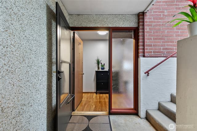 Property photo for 3041 24th Avenue W, Seattle photo 4
