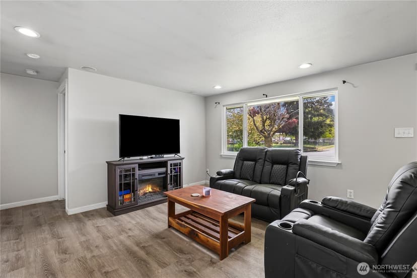 Property photo for 4501 Yew Lane SW, Lakewood photo 3