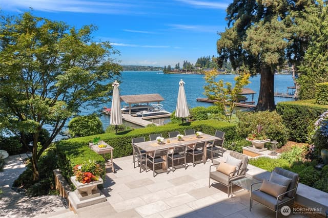 Property photo for 415 Shoreland Drive SE, Bellevue photo 4