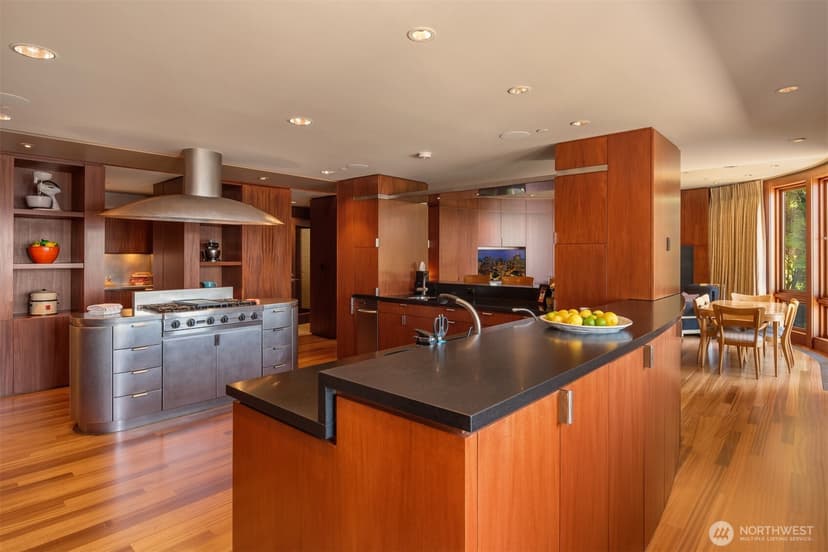 Property photo for 415 Shoreland Drive SE, Bellevue photo 14
