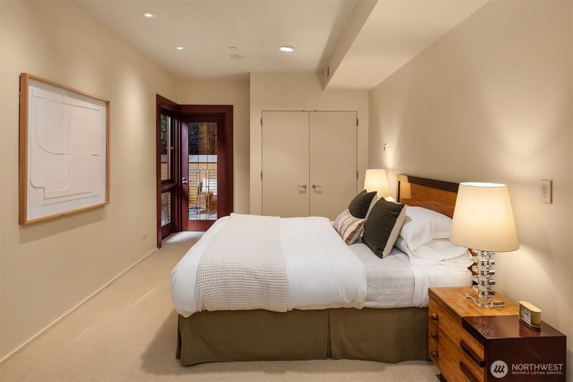 Property photo for 415 Shoreland Drive SE, Bellevue photo 19