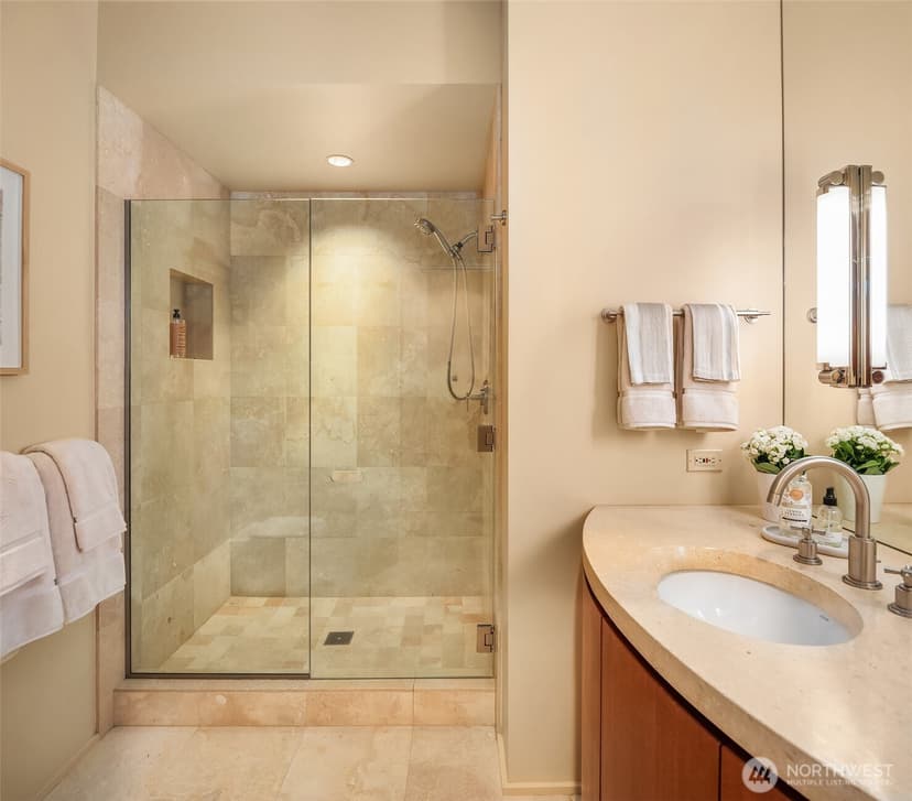 Property photo for 415 Shoreland Drive SE, Bellevue photo 20