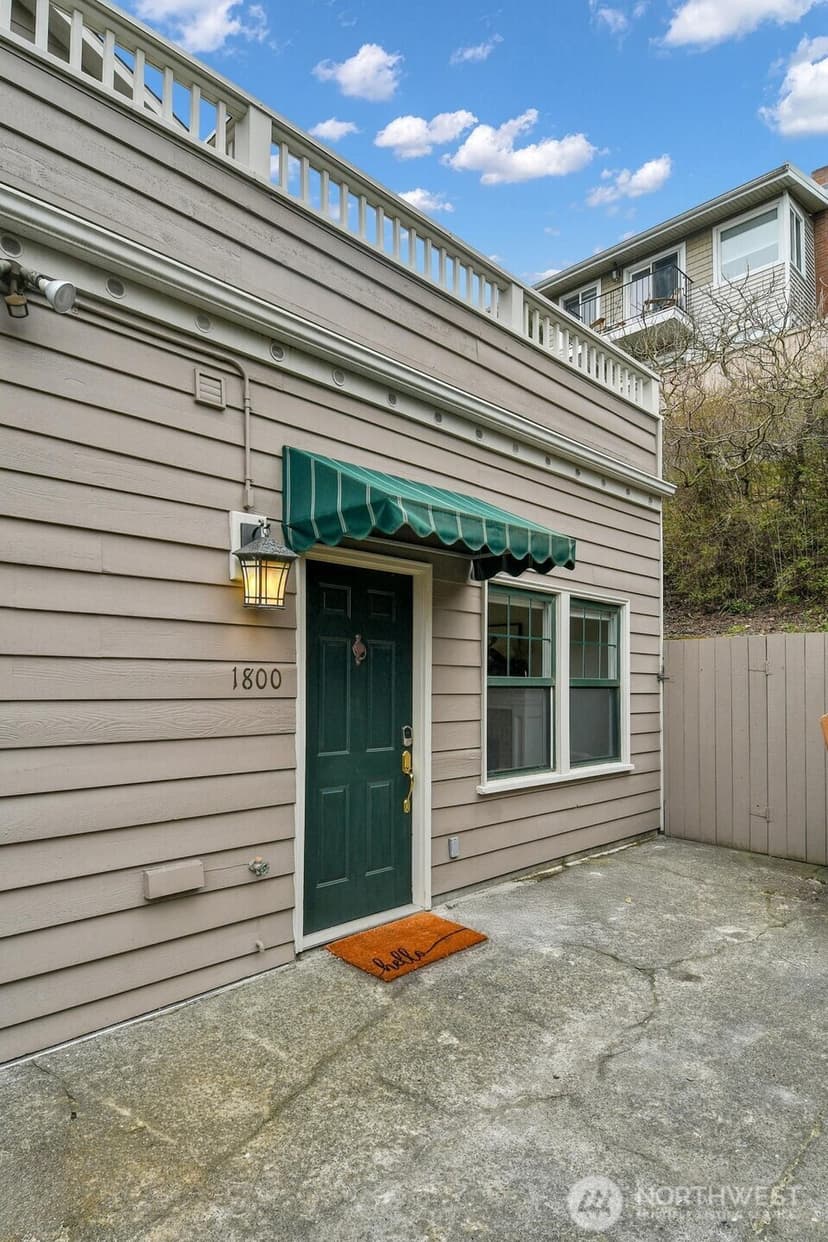Property photo for 1800 10th Avenue W #1800, Seattle photo 2