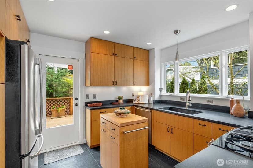 Property photo for 2621 2nd Avenue N, Seattle photo 16