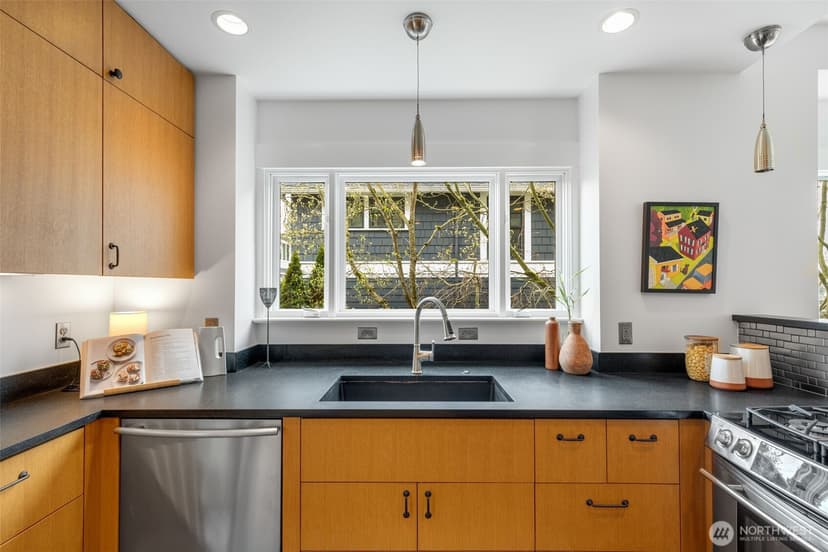 Property photo for 2621 2nd Avenue N, Seattle photo 17