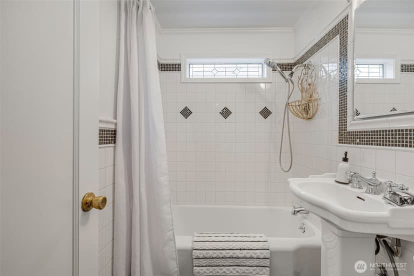 Property photo for 8115 34th Avenue SW, Seattle photo 16