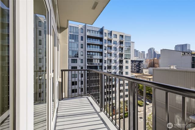 Property photo for 2717 Western Avenue #8020, Seattle photo 5