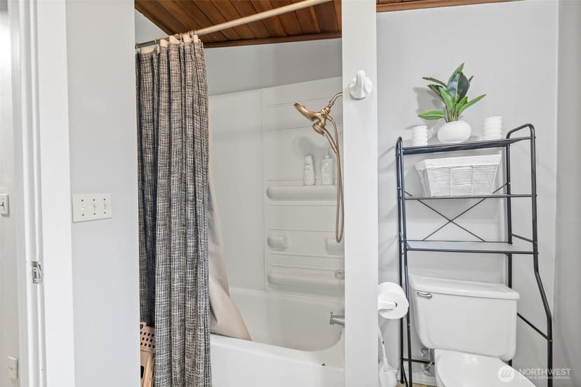 Property photo for 934 N 100th Street, Seattle photo 14