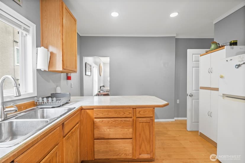 Property photo for 934 N 100th Street, Seattle photo 6