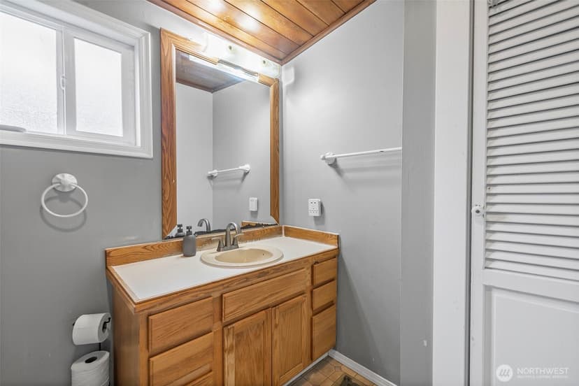 Property photo for 934 N 100th Street, Seattle photo 13