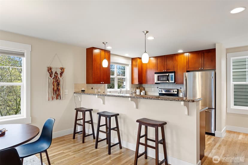Property photo for 9501 Interlake Avenue N, Seattle photo 11