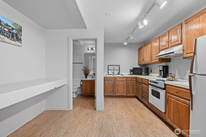 Property photo for 5025 California Avenue SW #402, Seattle photo 11