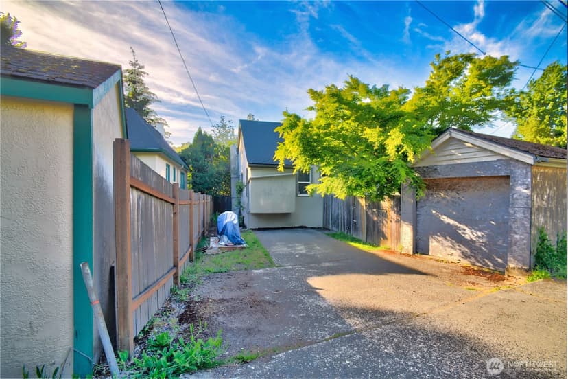 Property photo for 7822 NE Lake City Way NE, Seattle photo 17