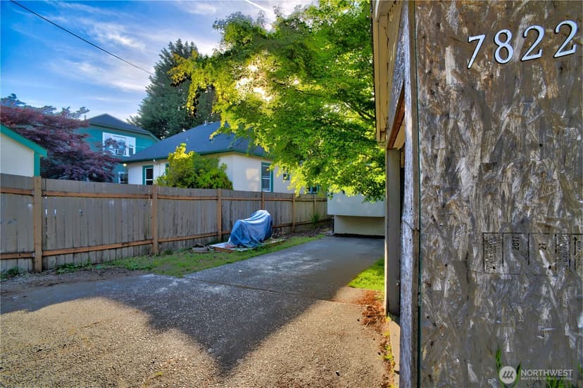 Property photo for 7822 NE Lake City Way NE, Seattle photo 9